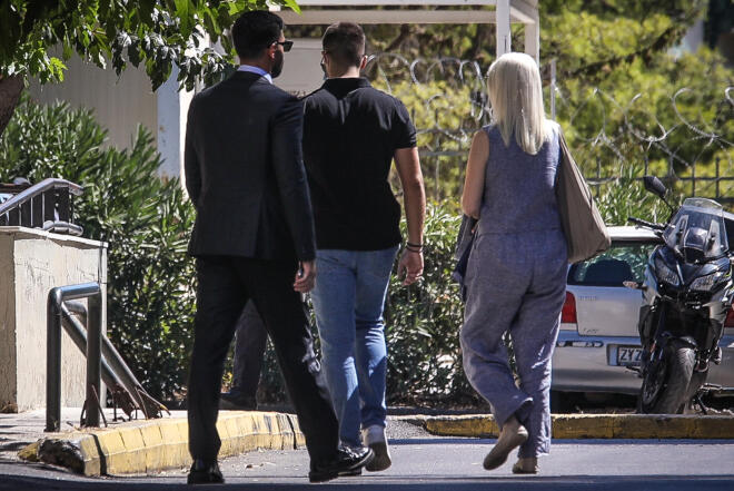 Ο οδηγός ταξί που μετέφερε τον Γιώργο Μαζωνάκη στο Κολωνάκι διέψευσε τους ισχυρισμούς των γιατρών για την ώρα που έφτασε στο ιατρείο ο τραγουδιστής
