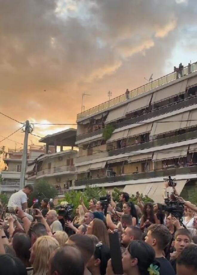 «Με "Ώρες Μικρές" στα χείλη και "γιατί" στις καρδιές: Το Αντίο στον Μαζώ