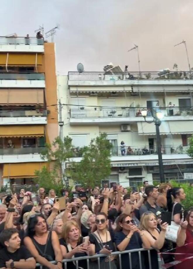 «Με "Ώρες Μικρές" στα χείλη και "γιατί" στις καρδιές: Το Αντίο στον Μαζώ