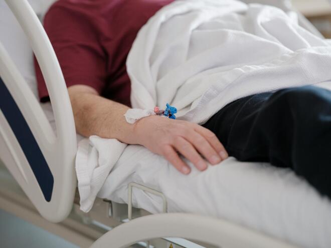 Η θεραπευτική πλασμαφαίρεση είναι μια τεχνική κατά την οποία το αίμα του ασθενούς περνά μέσα από ειδική συσκευή που διαχωρίζει και αφαιρεί το πλάσμα, ενώ τα κυτταρικά στοιχεία επιστρέφουν στον οργανισμό / Φωτογραφία: Unsplash.com