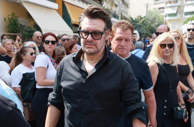 Σύσσωμος ο καλλιτεχνικός κόσμος στην κηδεία του Γιώργου Μαζωνάκη