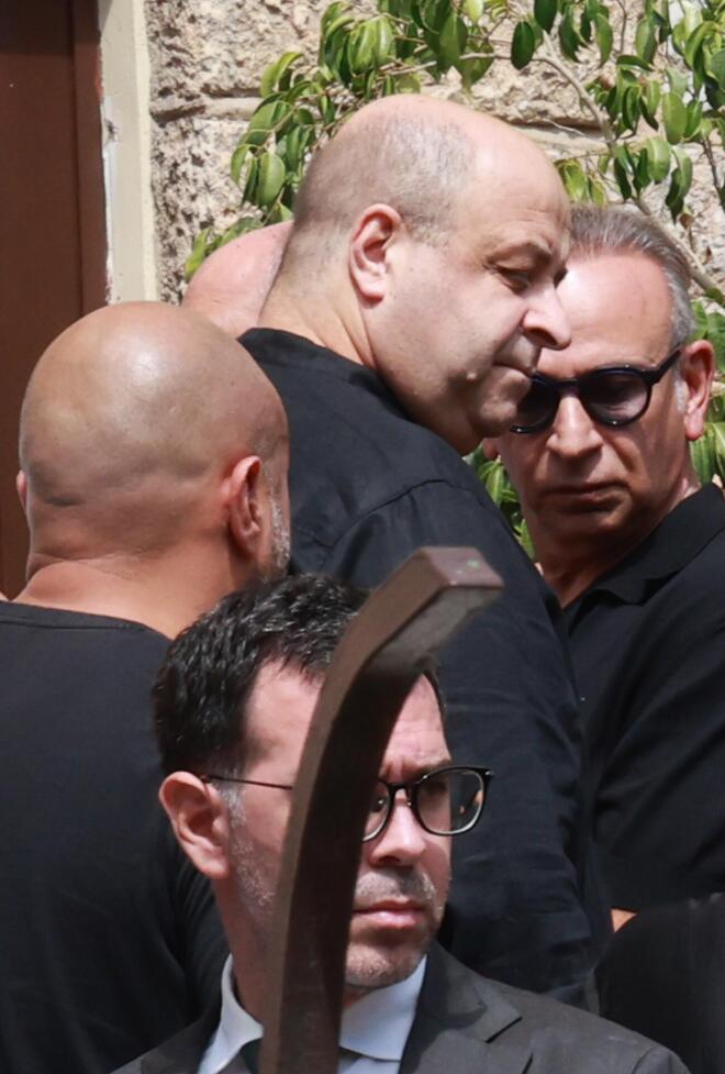 Σύσσωμος ο καλλιτεχνικός κόσμος στην κηδεία του Γιώργου Μαζωνάκη