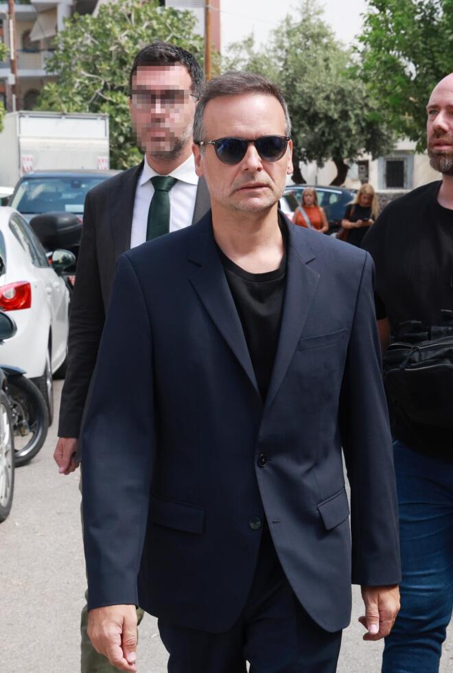 Σύσσωμος ο καλλιτεχνικός κόσμος στην κηδεία του Γιώργου Μαζωνάκη