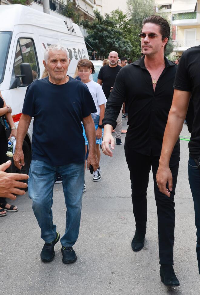 Σύσσωμος ο καλλιτεχνικός κόσμος στην κηδεία του Γιώργου Μαζωνάκη