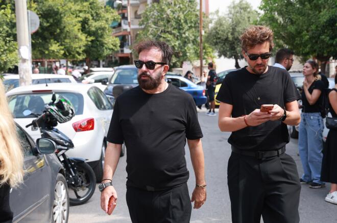 Σύσσωμος ο καλλιτεχνικός κόσμος στην κηδεία του Γιώργου Μαζωνάκη