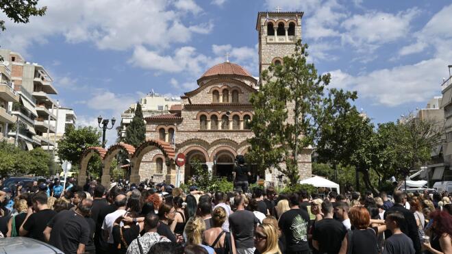 Πλήθος κόσμου στον Ιερό Ναό Αγίας Τριάδας στη Νίκαια για την εξόδια ακολουθία του Γιώργου Μαζωνάκη / Φωτογραφία: Eurokinissi