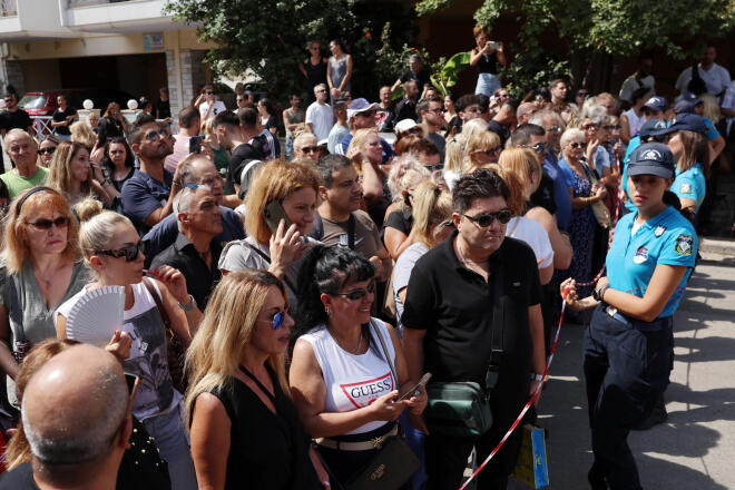 Κόσμος συγκεντρωμένος έξω από τον Ιερό Ναό Αγίας Τριάδας, όπου τελέστηκε η εξόδιος ακολουθία του Γιώργου Μαζωνάκη