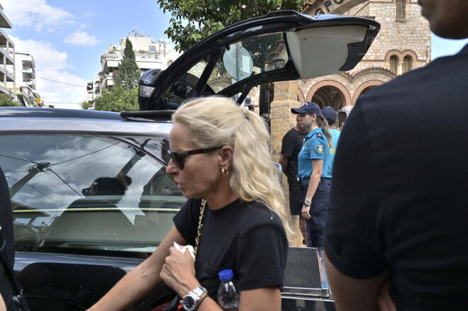 Κηδεία Μαζωνάκη: Συντετριμμένη η Μπεκατώρου - Στο πλευρό της ο σύζυγός της