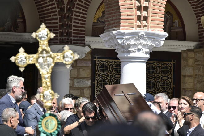 Κηδεία Μαζωνάκη: Υποβασταζόμενη η μητέρα του - Στο νεκροταφείο η σορός του