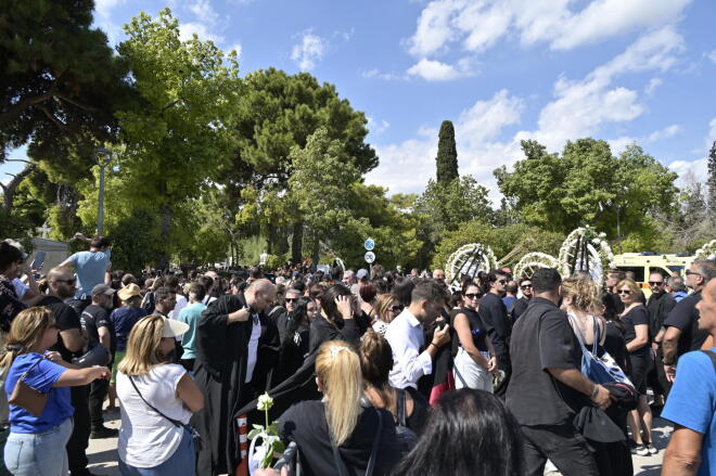 Κηδεία Μαζωνάκη: Υποβασταζόμενη η μητέρα του - Στο νεκροταφείο η σορός του