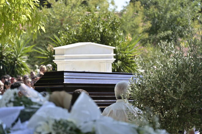 Κηδεία Μαζωνάκη: Υποβασταζόμενη η μητέρα του - Στο νεκροταφείο η σορός του