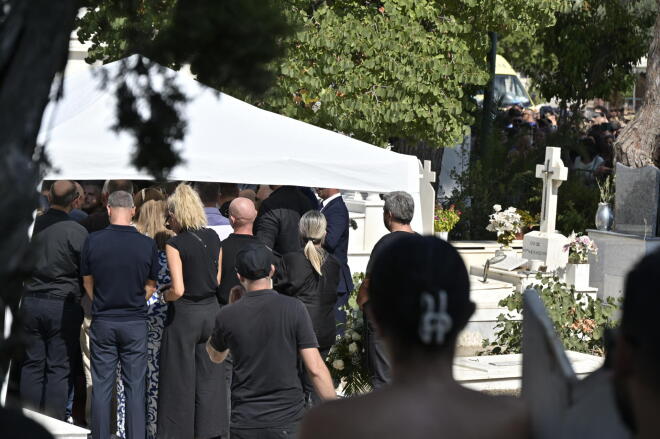 Κηδεία Μαζωνάκη: Υποβασταζόμενη η μητέρα του - Στο νεκροταφείο η σορός του
