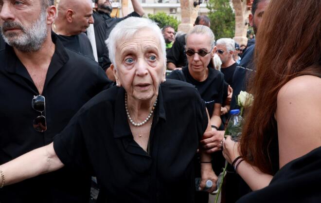 Κηδεία Μαζωνάκη: Υποβασταζόμενη η μητέρα του - Στο νεκροταφείο η σορός του