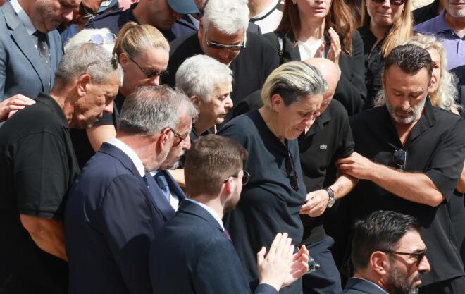 Κηδεία Μαζωνάκη: Υποβασταζόμενη η μητέρα του - Στο νεκροταφείο η σορός του