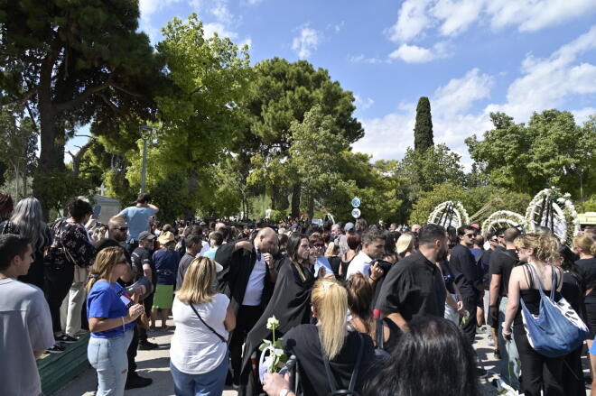 Γιώργος Μαζωνάκης: Κόσμος στην ταφή του Μαζωνάκη