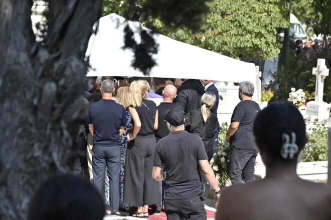 Κηδεία Μαζωνάκη: Με μπουζούκι και τραγούδια από τους θαυμαστές η ταφή