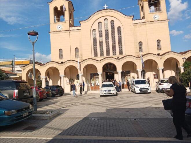 Όλγα Φαρμάκη: Ράγισαν καρδιές στην κηδεία του 32χρονου αδερφού της Μανούσου