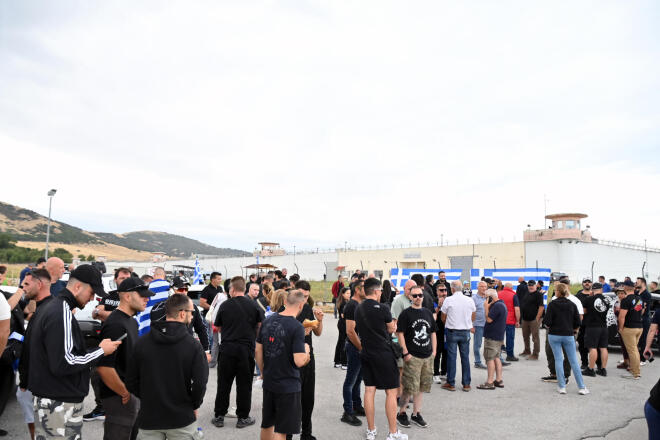 Ο Κασιδιάρης αποφυλακίστηκε με σηκωμένη τη γροθιά: «Θα επιστρέψω»