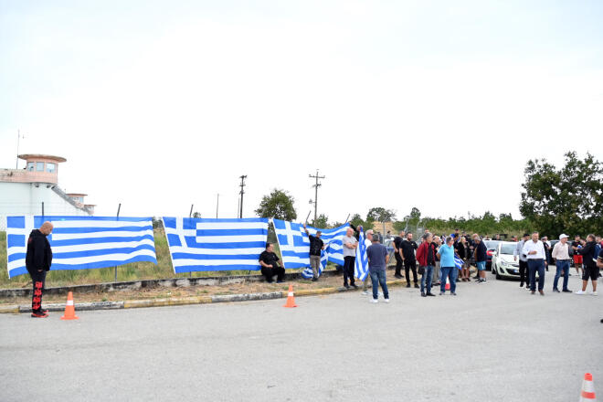 Ο Κασιδιάρης αποφυλακίστηκε με σηκωμένη τη γροθιά: «Θα επιστρέψω»