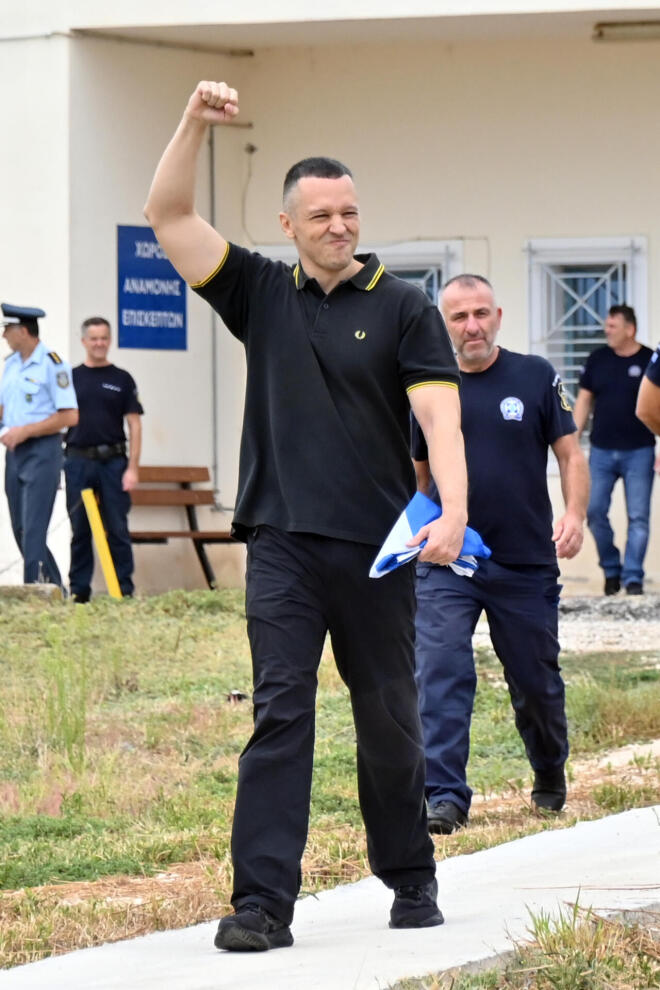 Ο Κασιδιάρης αποφυλακίστηκε με σηκωμένη τη γροθιά: «Θα επιστρέψω»
