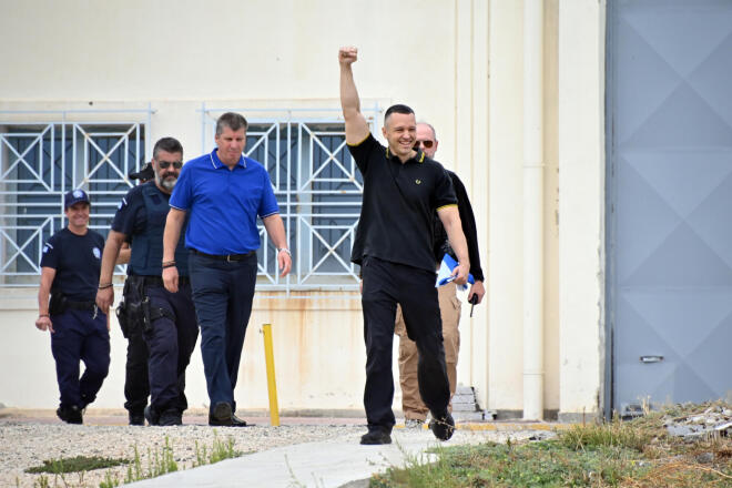 Ο Κασιδιάρης αποφυλακίστηκε με σηκωμένη τη γροθιά: «Θα επιστρέψω»