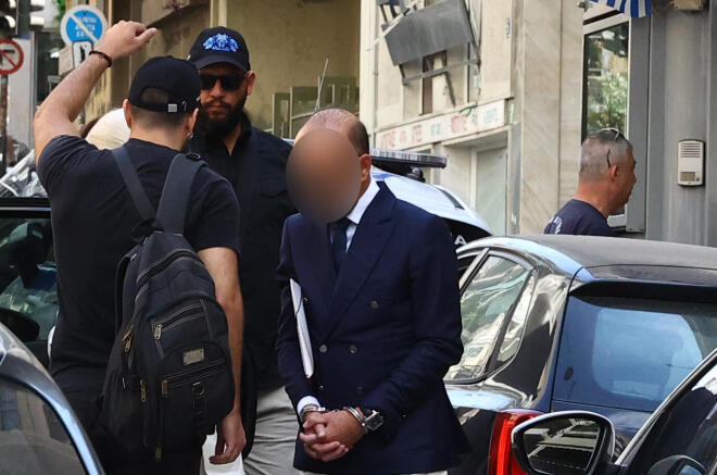 Σύμφωνα με τους εργαζόμενους στου ΕΚΑΒ όταν έφτασαν στο ιατρείο είδαν τον γιατρό να κάνει ΚΑΡΠΑ στον Γιώργο Μαζωνάκη με το ένα χέρι