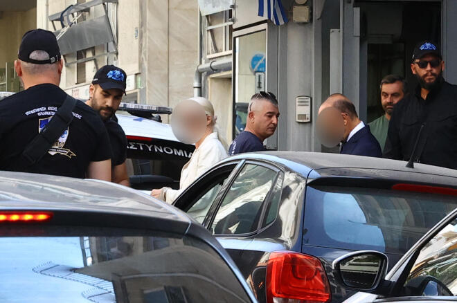 Οι εργαζόμενοι του ΕΚΑΒ υποστηρίζουν ότι έκαναν τρεις κύκλους ΚΑΡΠΑ στον Γιώργο Μαζωνάκη στην προσπάθειά τους να τον επαναφέρουν