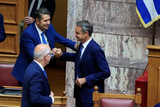 Το θερμό καλωσόρισμα του Κ. Μητσοτάκη στον Γ. Μυλωνάκη στη Βουλή 