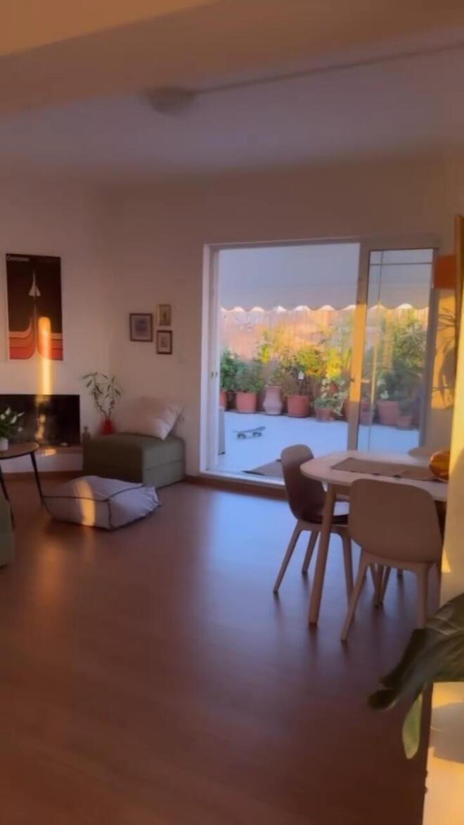 Η Κατερίνα Παπουτσάκη μας ξεναγεί στο cozy σαλόνι του σπιτιού της