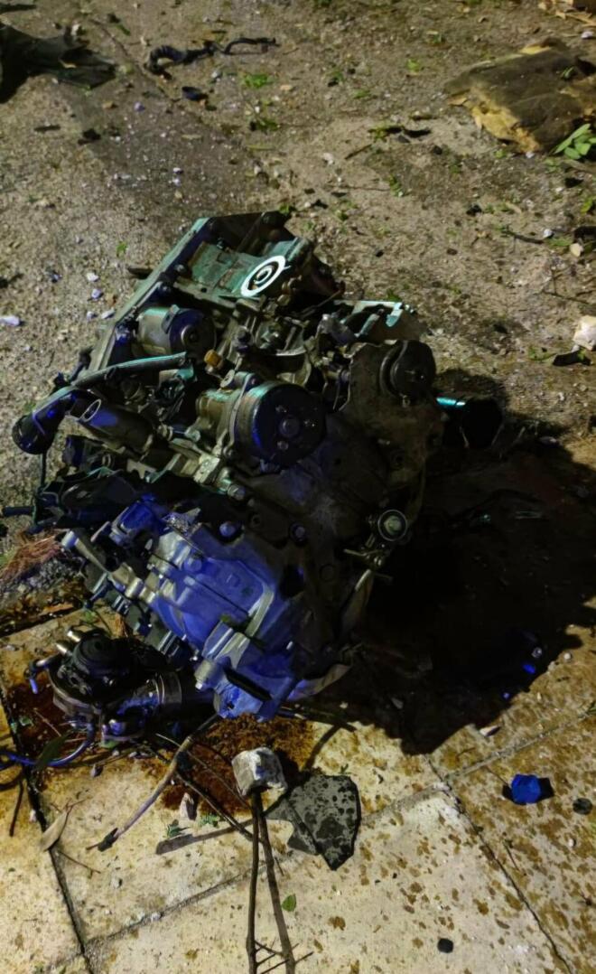 Η μηχανή του αυτοκινήτου εκτοξεύτηκε πολλά μέτρα μακριά και καιγόταν - Φωτογραφία Βάιος Σύρρος