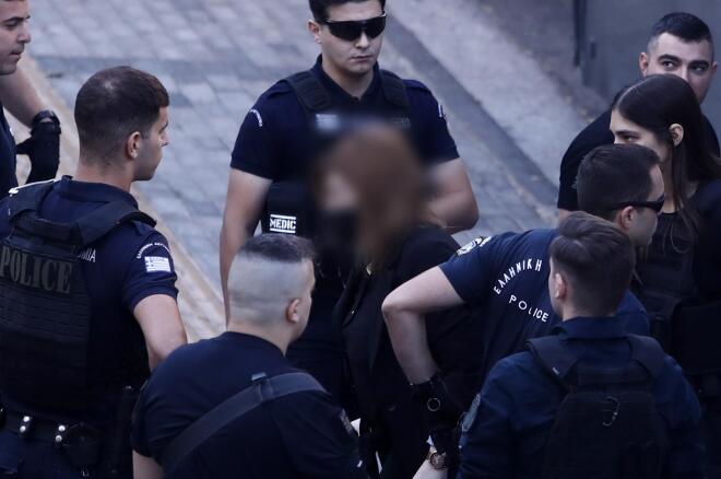 Η Πισπιρίγκου κατέβηκε από την κλούβα του Μεταγωγών κρατώντας ένα μπαστούνι