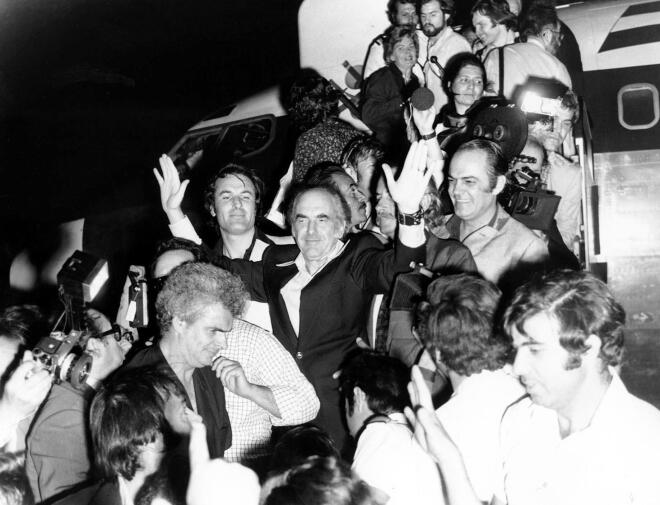 H Μαργαρίτα Παπανδρέου στην άφιξη του Ανδρέα Παπανδρέου στην Ελλάδα μετά τη δικτατορία