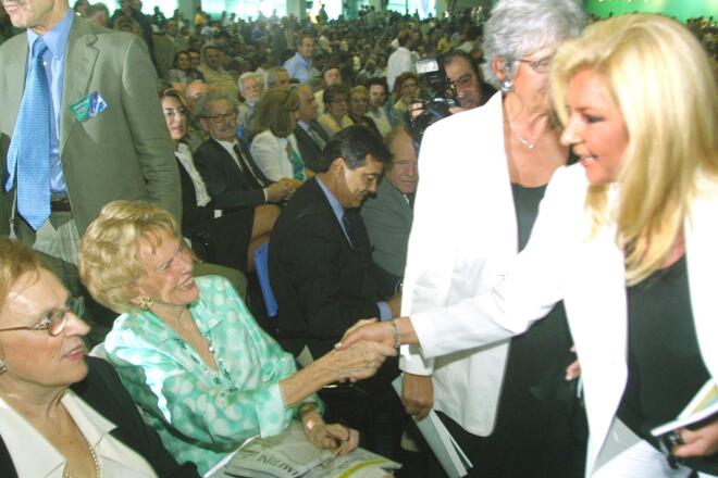 Η Μ. Παπανδρέου σε χειραψία με την τρίτη σύζυγο του Α. Παπανδρέου Δήμητρα Λιάνη στο συνέδριο του ΠΑΣΟΚ το 2001