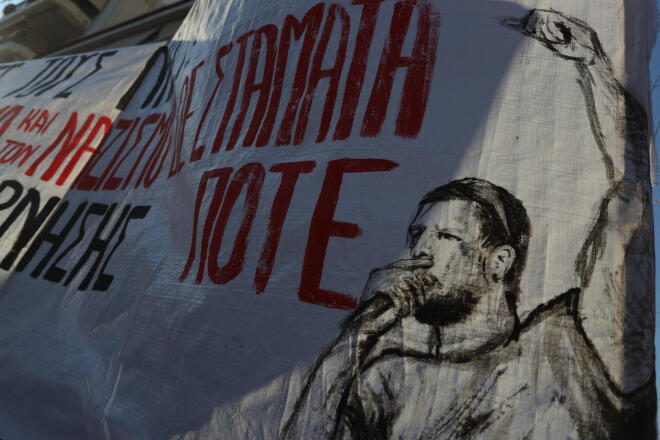 Πλήθος κόσμου τιμά τη μνήμη του δολοφονημένου Φύσσα