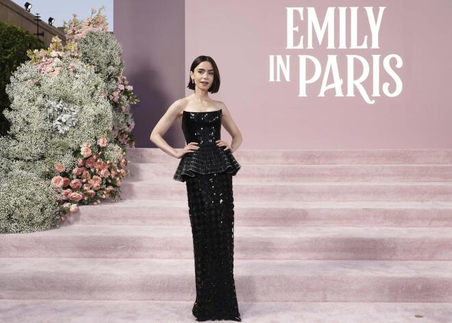 Η Λίλι Κόλινς το 2024 στο Λος Άντζελες για το Emily in Paris