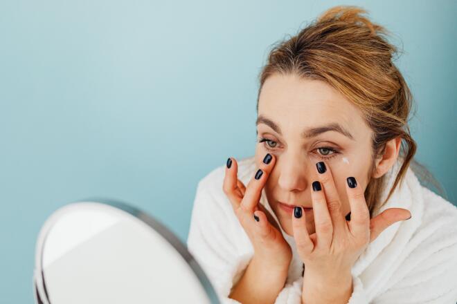 Ξύπνησες με πρησμένα μάτια; Δες απλά beauty tips για ξεκούραστο βλέμμα