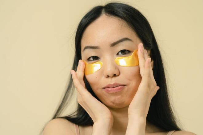 Ξύπνησες με πρησμένα μάτια; Δες απλά beauty tips για ξεκούραστο βλέμμα
