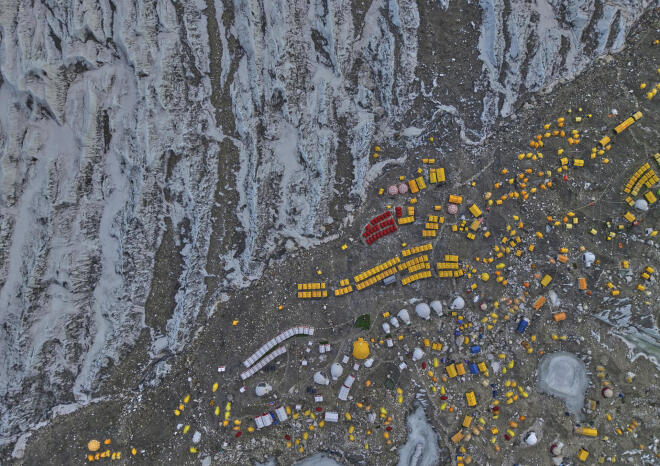 Το Everest Base Camp που κατασκηνώνουν οι ορειβάτες πριν την ανάβασή τους στο Έβερεστ