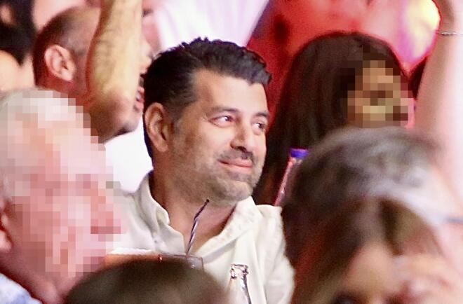 Ο σύντροφος της Νατάσας Θεοδωρίδου, Γιάννης Καρυπίδης, παρακολούθησε live τη συναυλία που έδωσε / Φωτογραφία: NDP