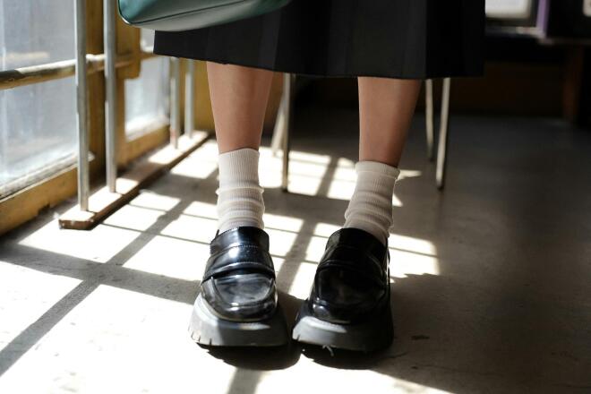 Loafers: Πώς να φορέσεις το must-have αξεσουάρ του φθινοπωρινού στυλ