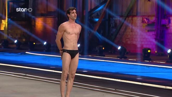 GNTM: Το catwalk του Κωνσταντίνου με μαγιό!