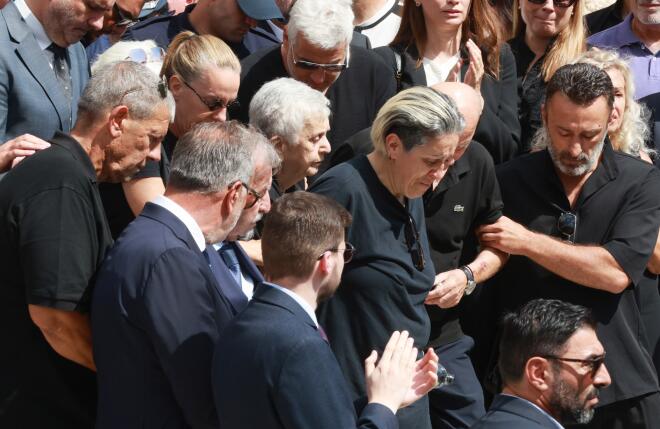 Η οικογένεια του Γιώργου Μαζωνάκη στο τελευταίο αντίο/ NDP ΠΕΤΡΟΣ ΝΙΚΟΛΑΡΕΑΣ - ΑΝΔΡΕΑΣ ΝΙΚΟΛΑΡΕΑΣ