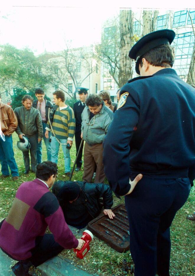 Πολλά σενάρια έχουν ακουστεί για τους πραγματικούς δράστες του ριφιφί, αλλά δεν βρέθηκαν ποτέ