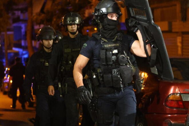 Μεγάλη αστυνομική δύναμη με άνδρες της ΟΠΚΕ έφτασε στη Νίκαια, όπου 49χρονος κρατούσε όμηρο τη σύντροφό του