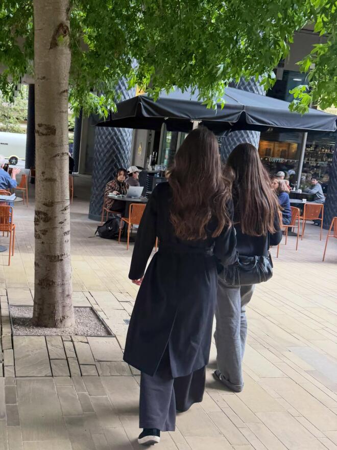Λάουρα και Βαλέρια Λάτσιου περπατούν στο φωτισμένο Λονδίνο