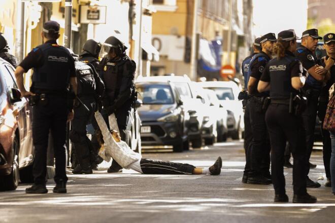Εκατοντάδες κόσμου συγκεντρώθηκαν έξω από το σπίτι της Μαρικάρμεν το πρωί της έξωσης