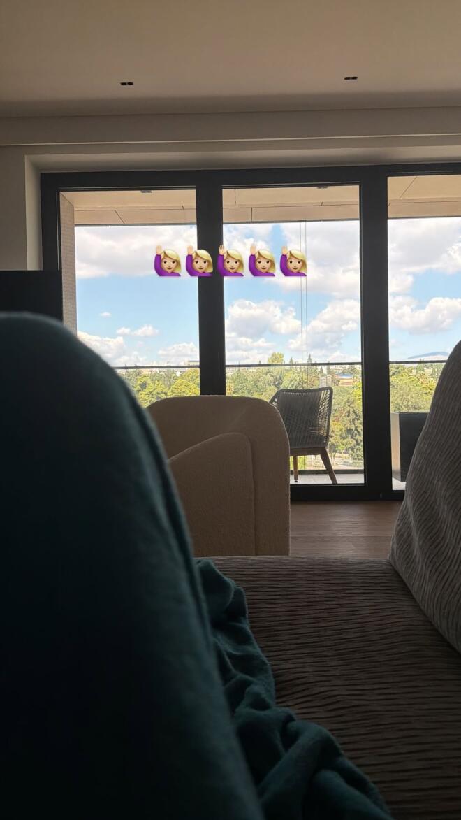 Kαληφώνη: Η φωτογραφία στο Ιnstagram που φαίνεται να είναι καθισμένη στον καναπέ σαλονιού