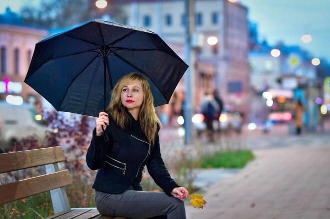 Rainy Mood: Outfits που θα σου δώσουν τη λύση, τις βροχερές ημέρες!