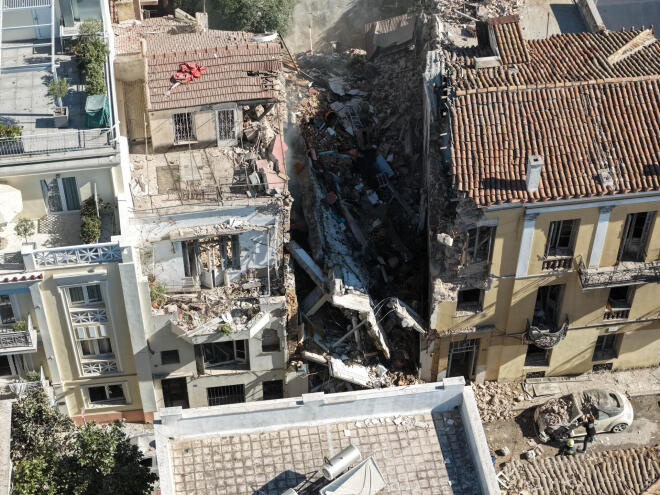 Πλάκα: Αγωνία για πέντε αγνοούμενους μετά την κατάρρευση του κτιρίου
