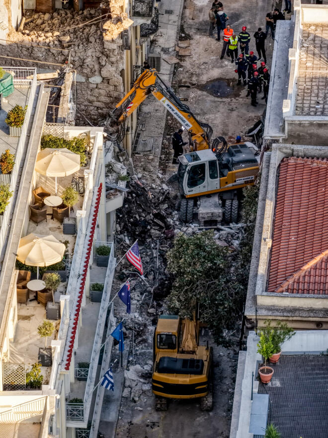 Έκρηξη στην Πλάκα: Ανασύρθηκε νεκρή γυναίκα - Συνεχίζονται οι έρευνες